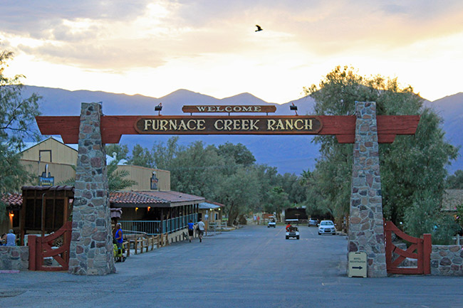 Solnedgang,Furnace Creek Ranch,Death Valley,Indkørsel